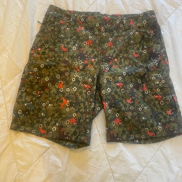 Duluth Trading Dry on the Fly patterned shorts - Picture 1 of 6